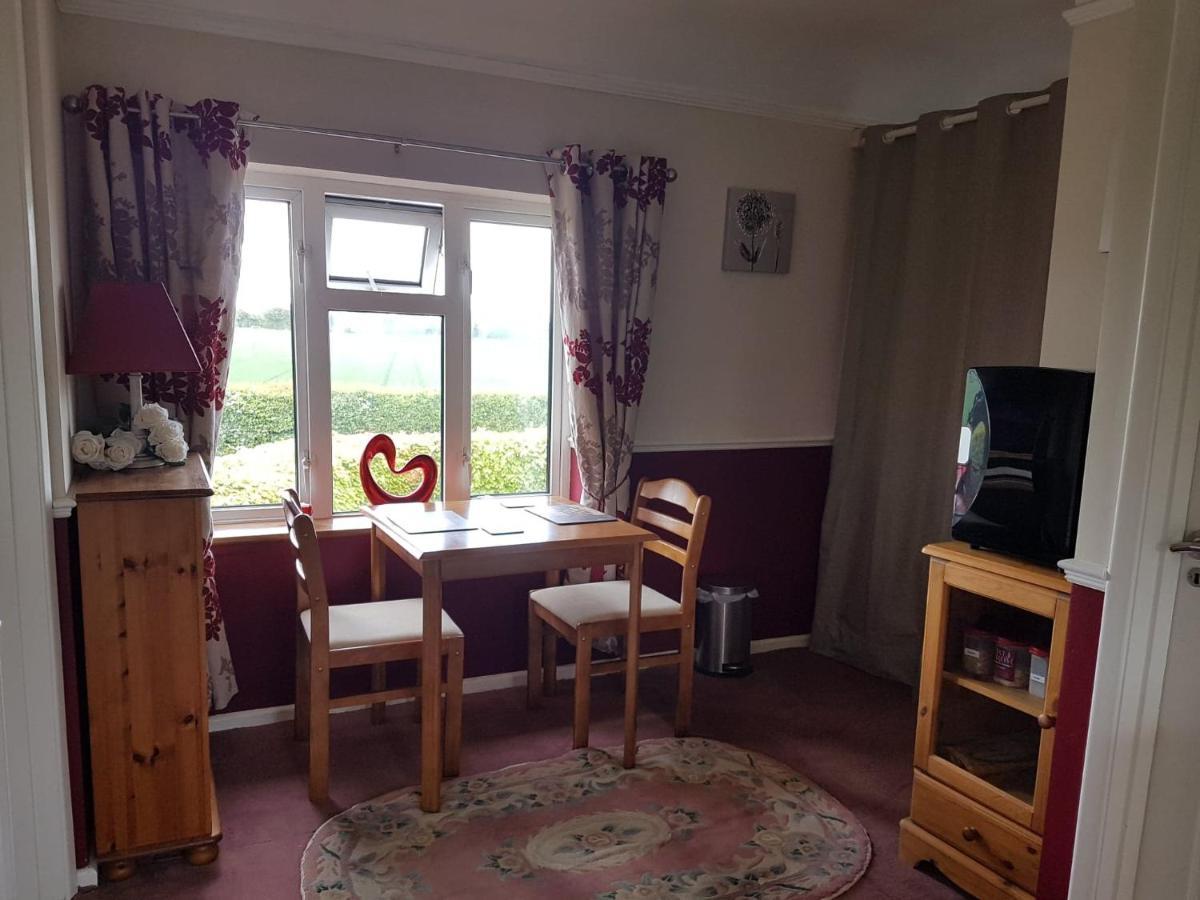 Chimneys B&B Holbrook  Екстериор снимка